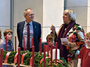 Diakonie-Präsident Lilie und Bundestagsvizepräsidentin Claudia Roth am Adventskranz