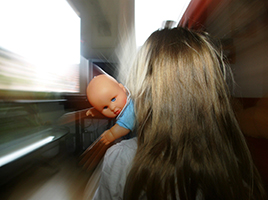 Symbolbild: Kind mit Puppe, © epd-bild / Steffen Schellhorn